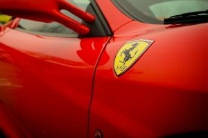 Logo Ferrari sur l'aile avant de la voiture